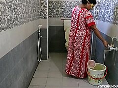 Amateurish Indian milf urinating